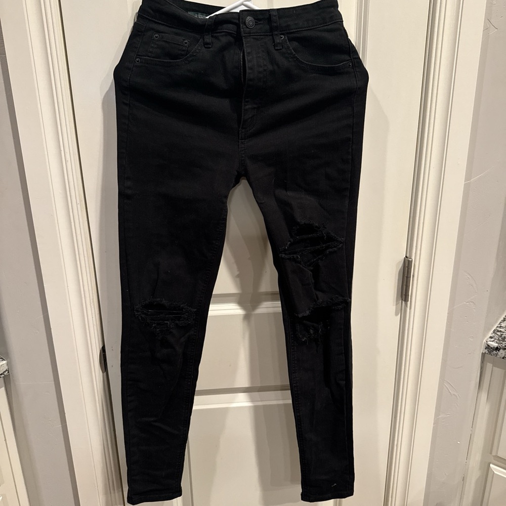 Black ripped skinny jeans